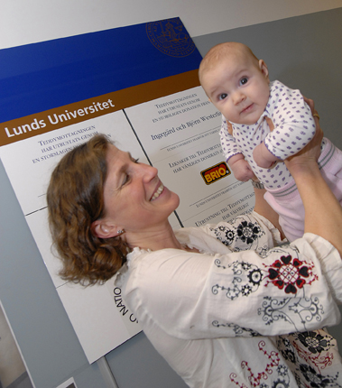 Barnläkare Helena Elding Larsson med liten patient