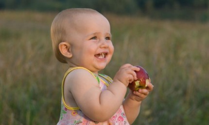 Litet barn äter frukt