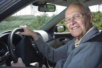 Äldre manlig bilförare