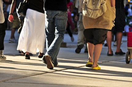 människor som går på en gata - vy av ben