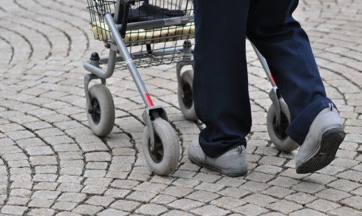 äldre person med rollator