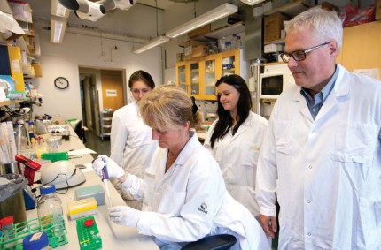 Arne Egesten och hans kollegor studerar kroppens eget antibiotikum