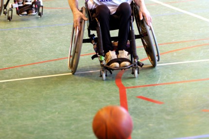 handikappbasket, person i rullstol med boll