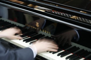 pianoklaviatur med händer som spelar