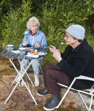 äldre på picknick