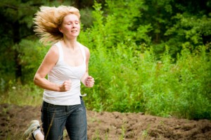 kvinna som joggar i skogen