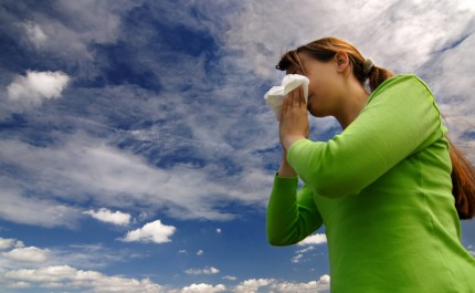 Ung kvinna snyter sig på grund av allergi