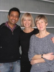 Forskaren Manoj Puthia, professor Catharina Svanborg och Anna Rydström, laboratorieassistent. Foto: Ingela Björck