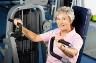 äldre kvinna på gym