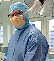 Hjalmar Bjartmarz  är överläkare på neurokirurgen och den som ska utföra celltransplantationerna