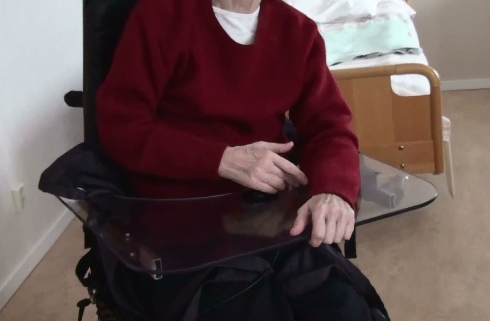 En äldre dam med demens övar i elrullstol. Foto: Lisbeth Nilsson