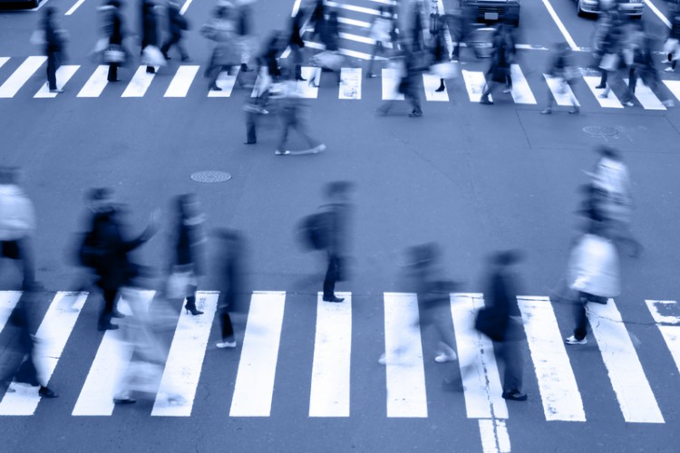 Motion blur aspect of people crossing the street in a big city blue tones_dreamstime_7337278