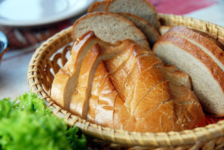 Bilden föreställer en korg med skivor av bröd