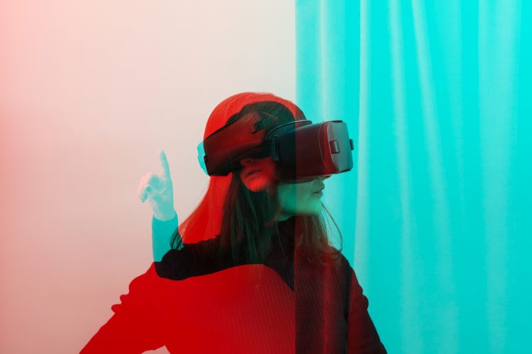 Foto på person med virtual reality-glasögon.