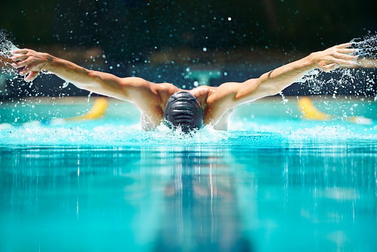 bilden föreställer en manlig simmare som tränar fjärilssim