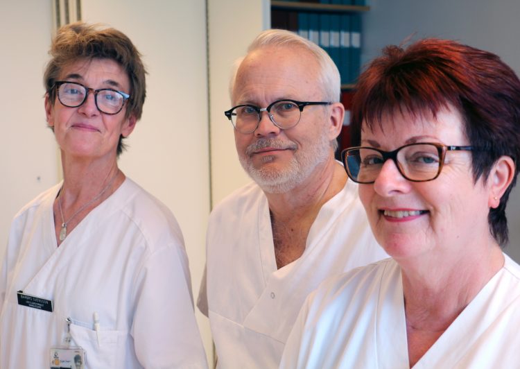 Bilden föreställer Barbro Svensson fysioterapeut och lymfterapeut, Håkan Brorson, överläkare och plastikkirurg, och Karin Ohlin arbetsterapeut. De utgör det team på Skånes universitetssjukhus som tar hand om patienter med lymfödem. 
