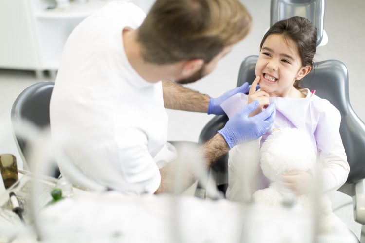 Bilden föreställer en flicka som är på tandkontroll hos tandläkaren. Foto: iStock/boggy22