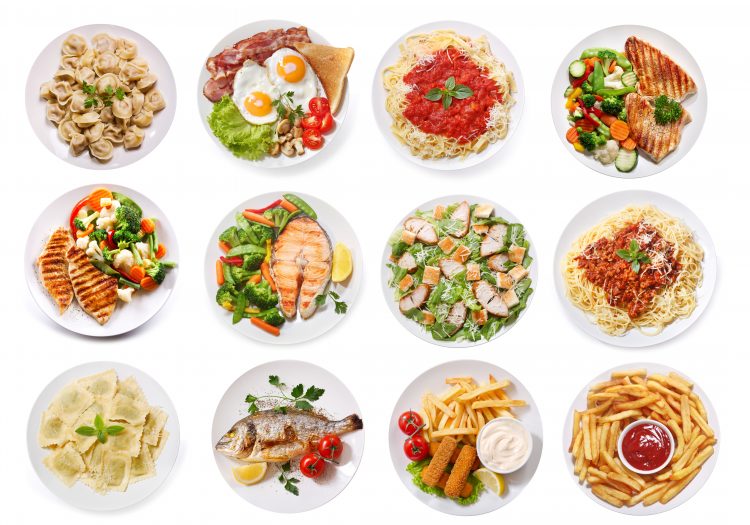 bilden visar 12 tallrikar med olika maträtter, nyttiga och onyttiga. Foto: iStock/nitrub