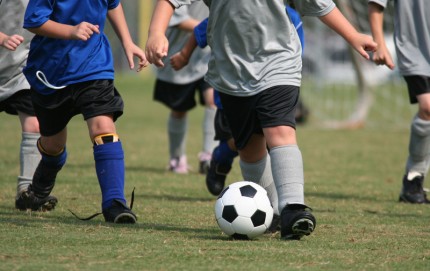 barn som spelar fotboll