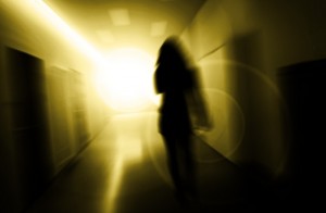 Kvinna under psykisk stress gående i korridor