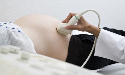 gravid kvinna undersöks med ultraljud