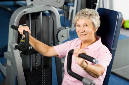 aeldre kvinna paa gym