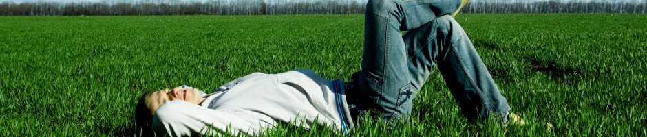 man som vilar i gräs