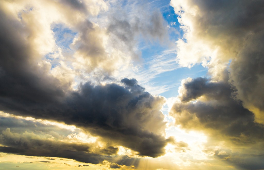 bilden visar en himmel med lite blå himmel men också mörka hotfulla moln