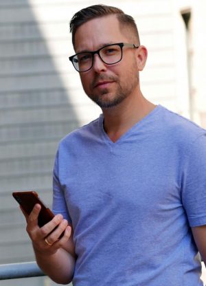 Bilden föreställer Håkan Nero när han håller i sin mobiltelefon