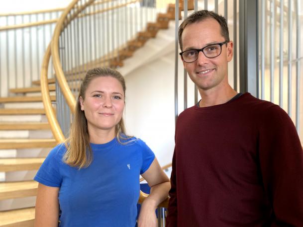 Karin Hansson och Daniel Bexell står framför en spiraltrappa