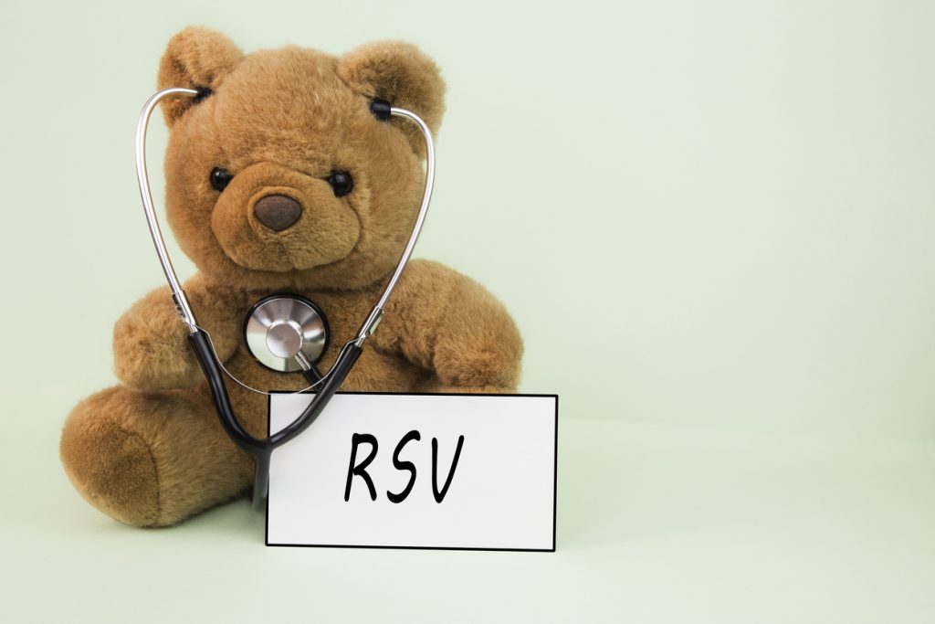 en brun nalle med ett stetosko runt halsen och en skylt på vilken det står RSV