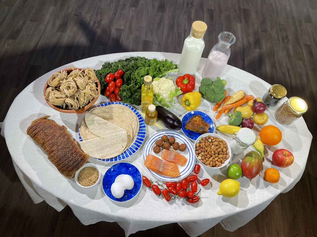 Ett bord med livsmedel med mycket färgstarka grönsaker och frukter.