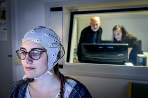 Kvinna med elektroder fästa vid huvudet.Psykologiskt experiment. L
