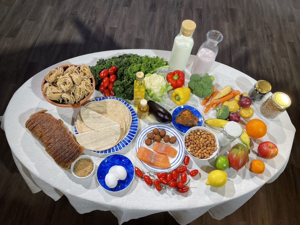 ett bord uppdukat med livsmedel som anse bra både för människan och för vår planet