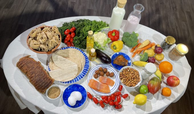 ett bord uppdukat med livsmedel som anse bra både för människan och för vår planet