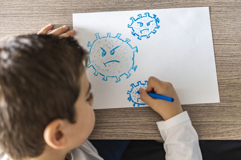 pojker ritar arga virusar på ett papper