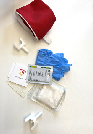 En röd liten tygväska med nässpray med motgift för personer som riskerar att drabbas av opioidöverdos.
