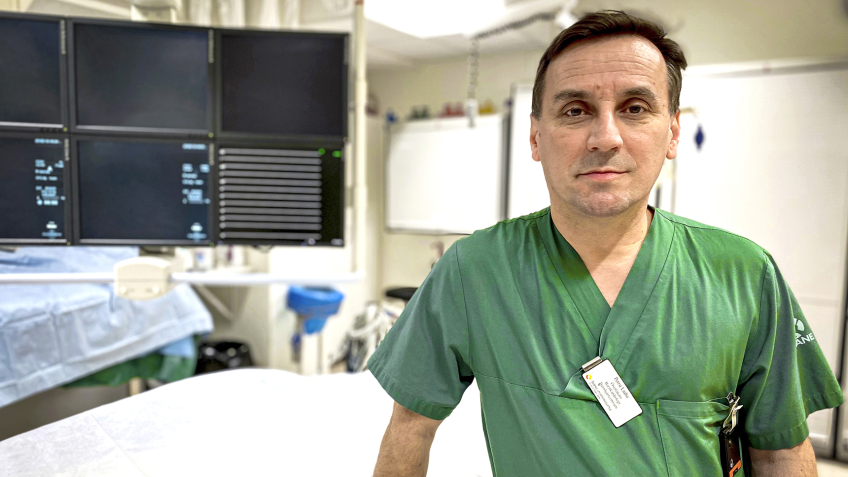 Läkaren Petru Liuba i en operationssal