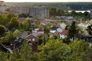 Tryggt kvarter och välutbildade kollegor bra för hjärtat