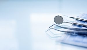 Infektion runt implantat skulle kunna förebyggas med strontium