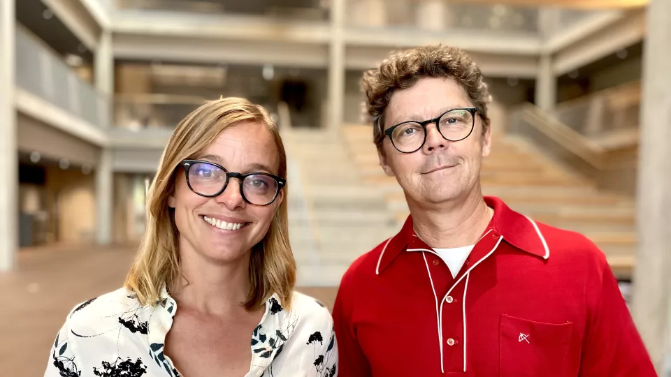 Bild på forskarna Lisa Mellhammar och Adam Linder, i bakgrunden trappan i universitetshuset i Lund