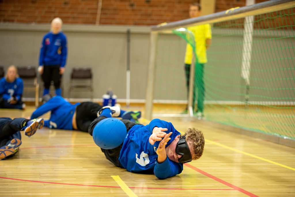 Bollsport som utövas av personer med synnedsättning. Alla bär ögonbindel