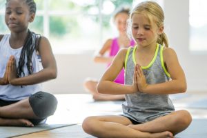 Yoga och dans motade flickors ont i magen