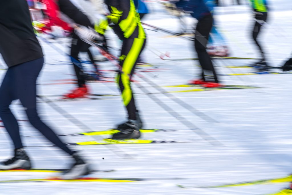 suddig bild av mång längdskidåkare