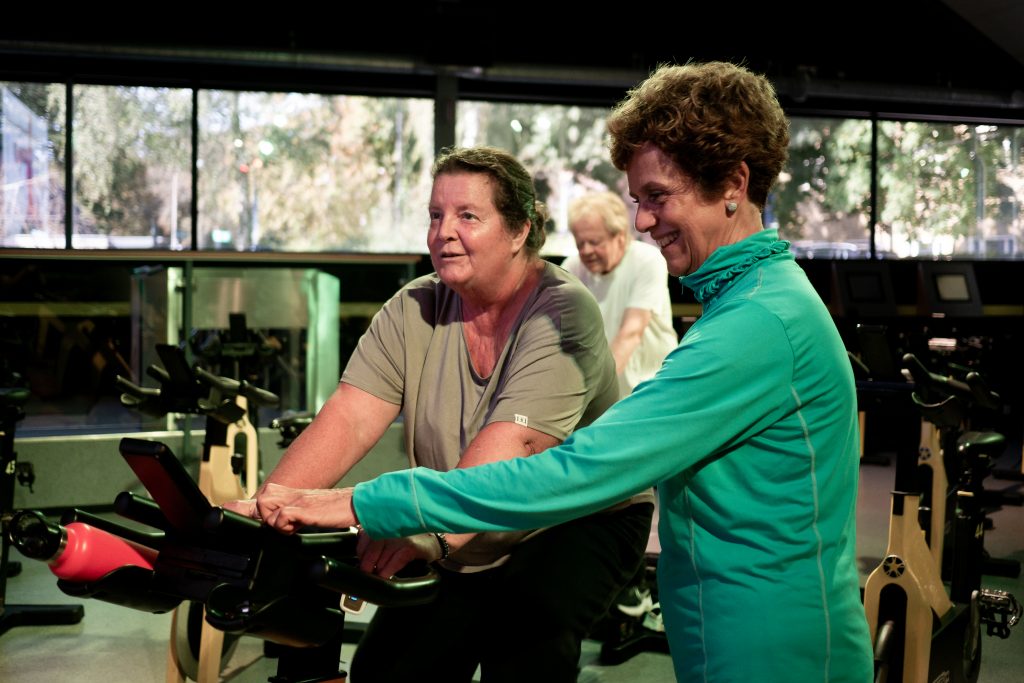 Bild från gym med cyklande kvinna.