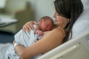 Eftervården för nyblivna mammor behöver förbättras