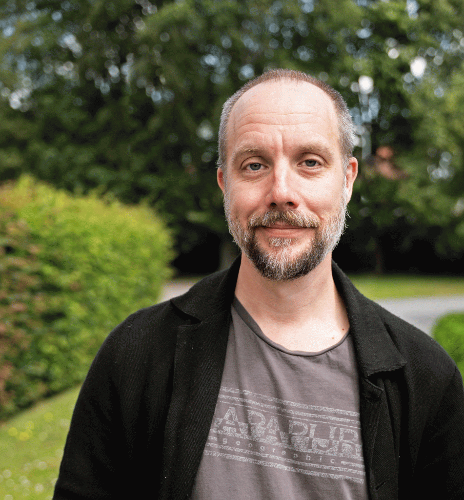 Porträtt av man med skägg.