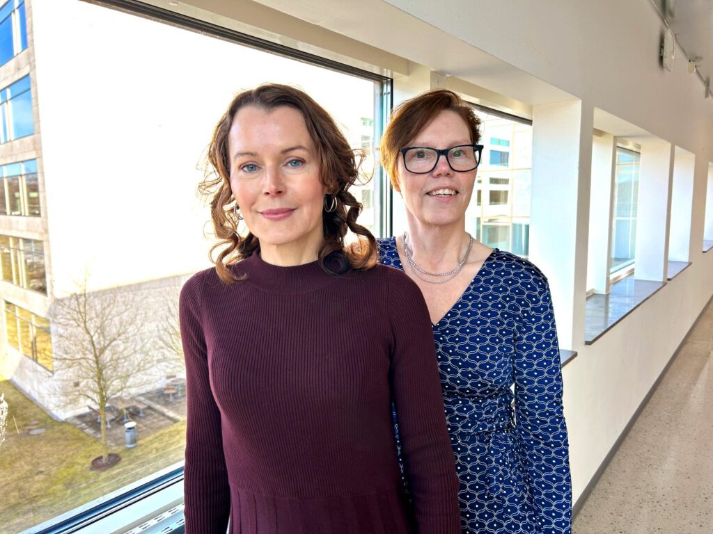 Forskarna Karin Dalhammar och Marie-Louise Möllerborg i en korridor